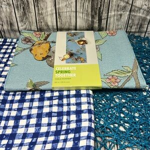 6 Piece Table Runner and Placemat set- (New)